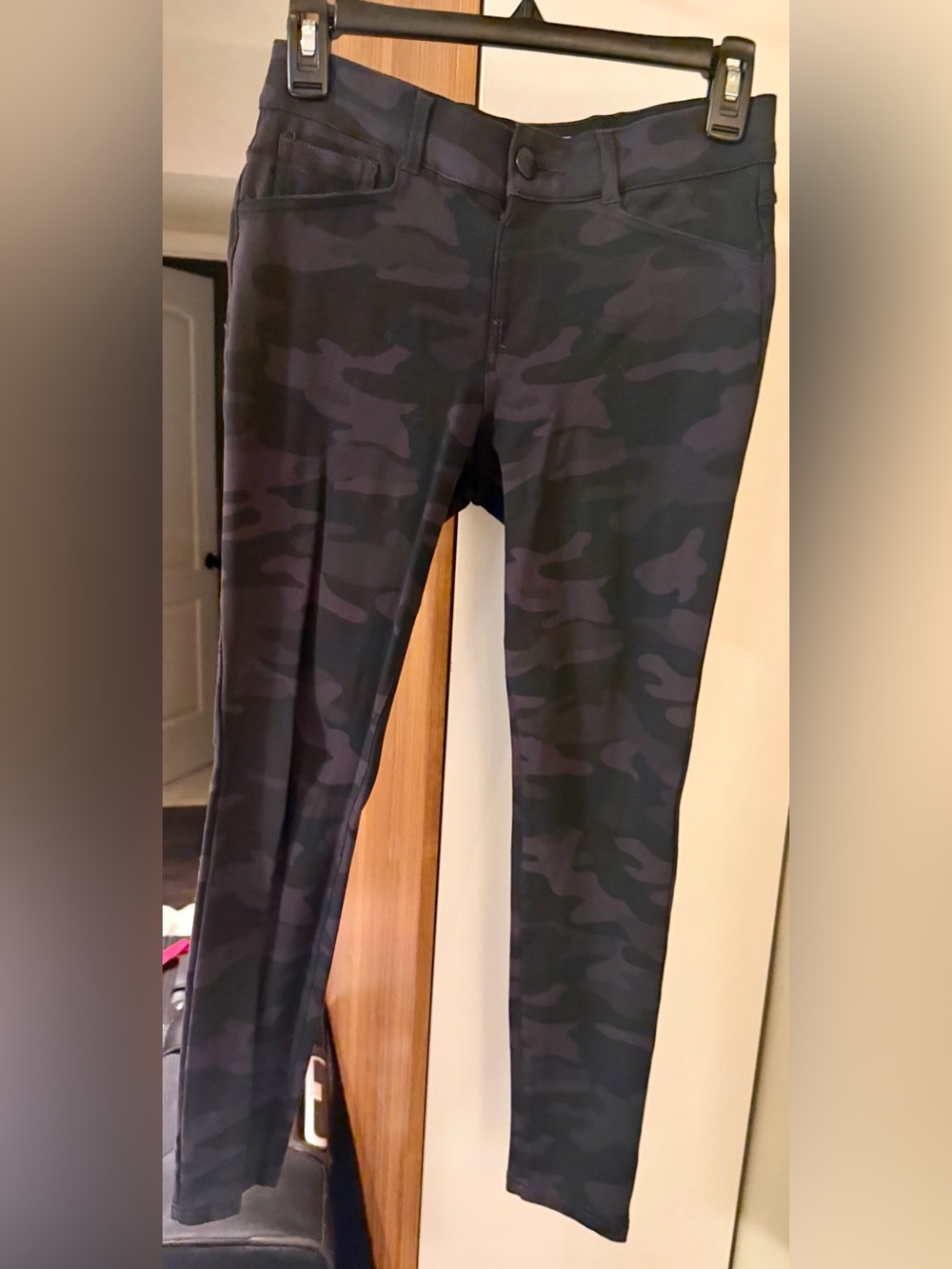 Knox Rose Black & Dark Gray Camo Stretch Pants